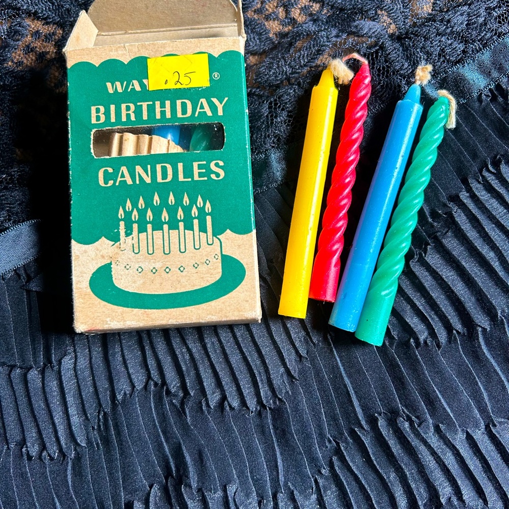 CLEARANCE 💜 2/5 VTG Birthday Candles in Original box. 10 total by Wayside.